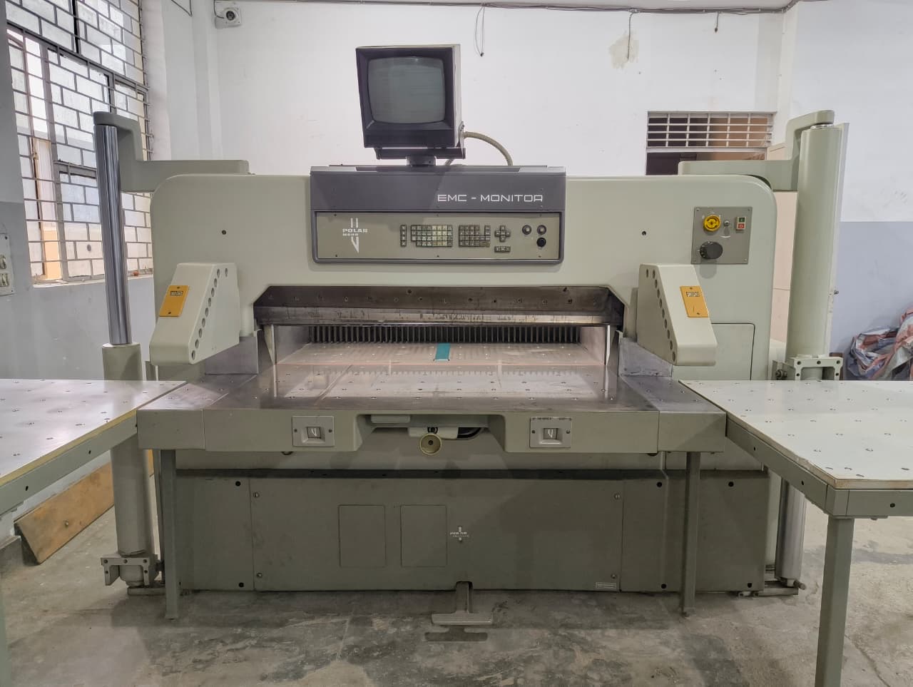 Polar 137 EMC MONITOR Used Paper Cutting Machine