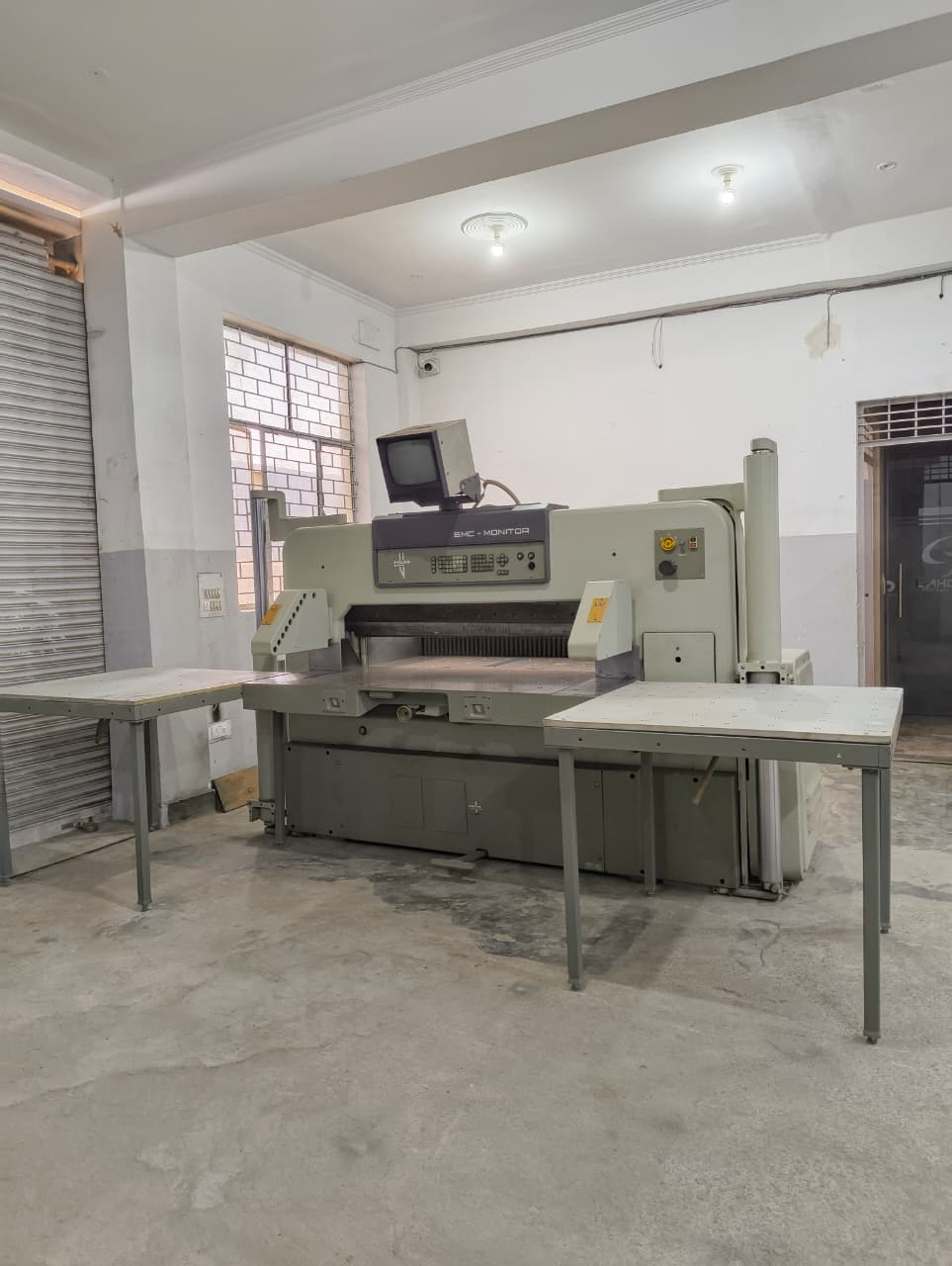 Polar 137 EMC MONITOR Used Paper Cutting Machine - Image 3