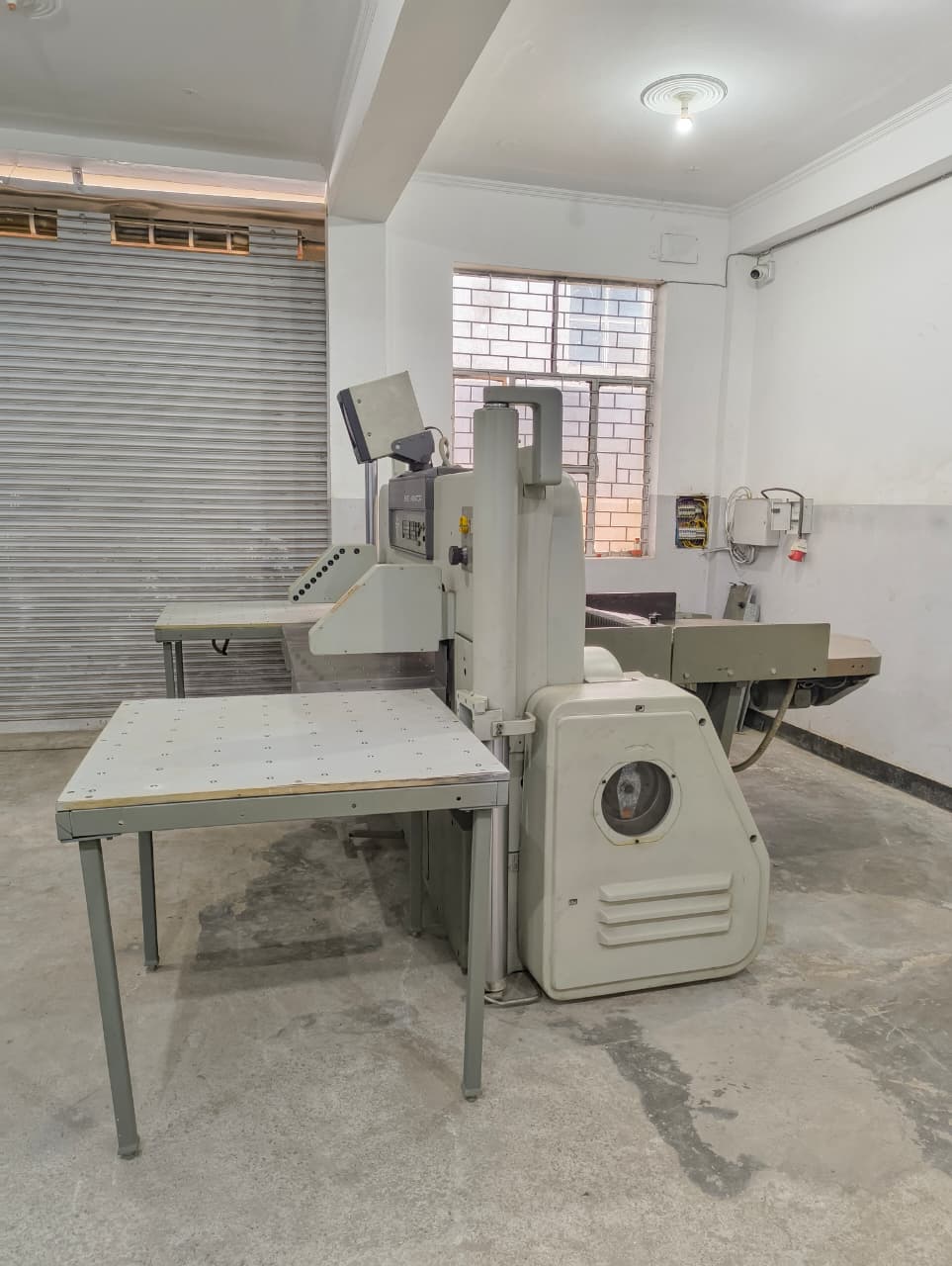 Polar 137 EMC MONITOR Used Paper Cutting Machine - Image 4
