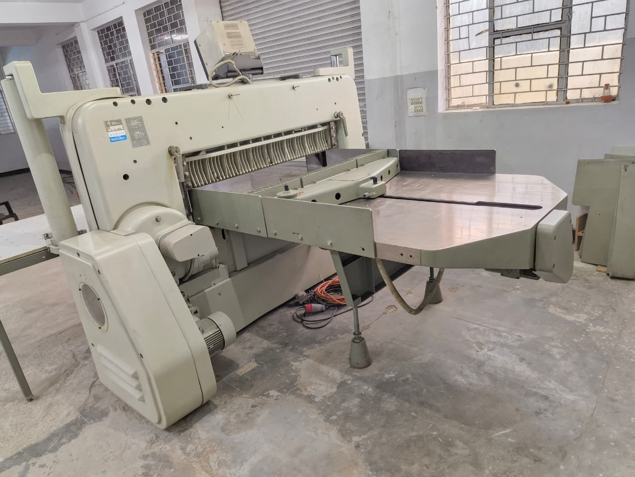 Polar 137 EMC MONITOR Used Paper Cutting Machine - Image 5