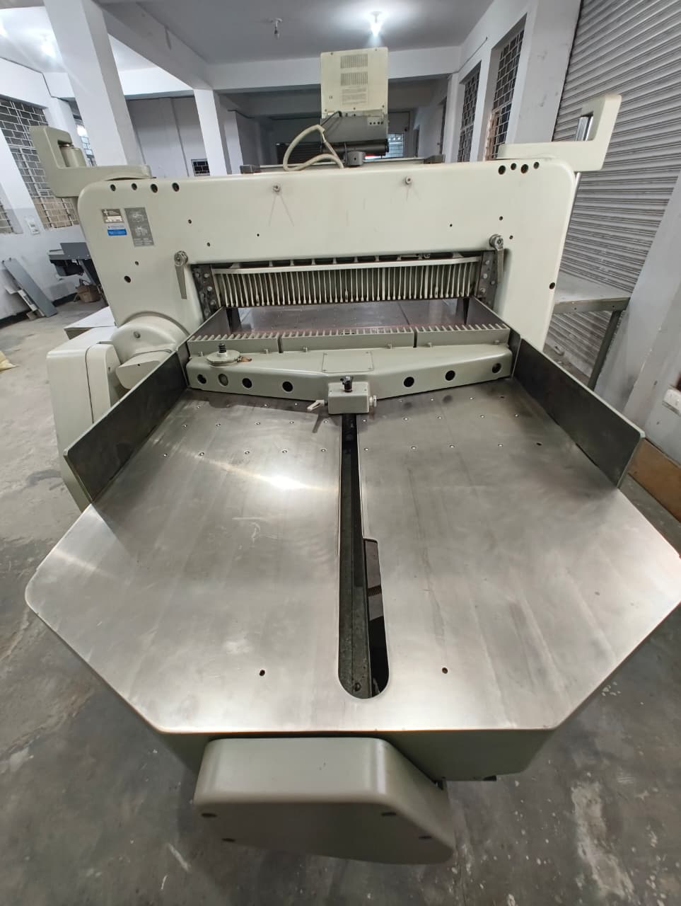 Polar 137 EMC MONITOR Used Paper Cutting Machine - Image 6