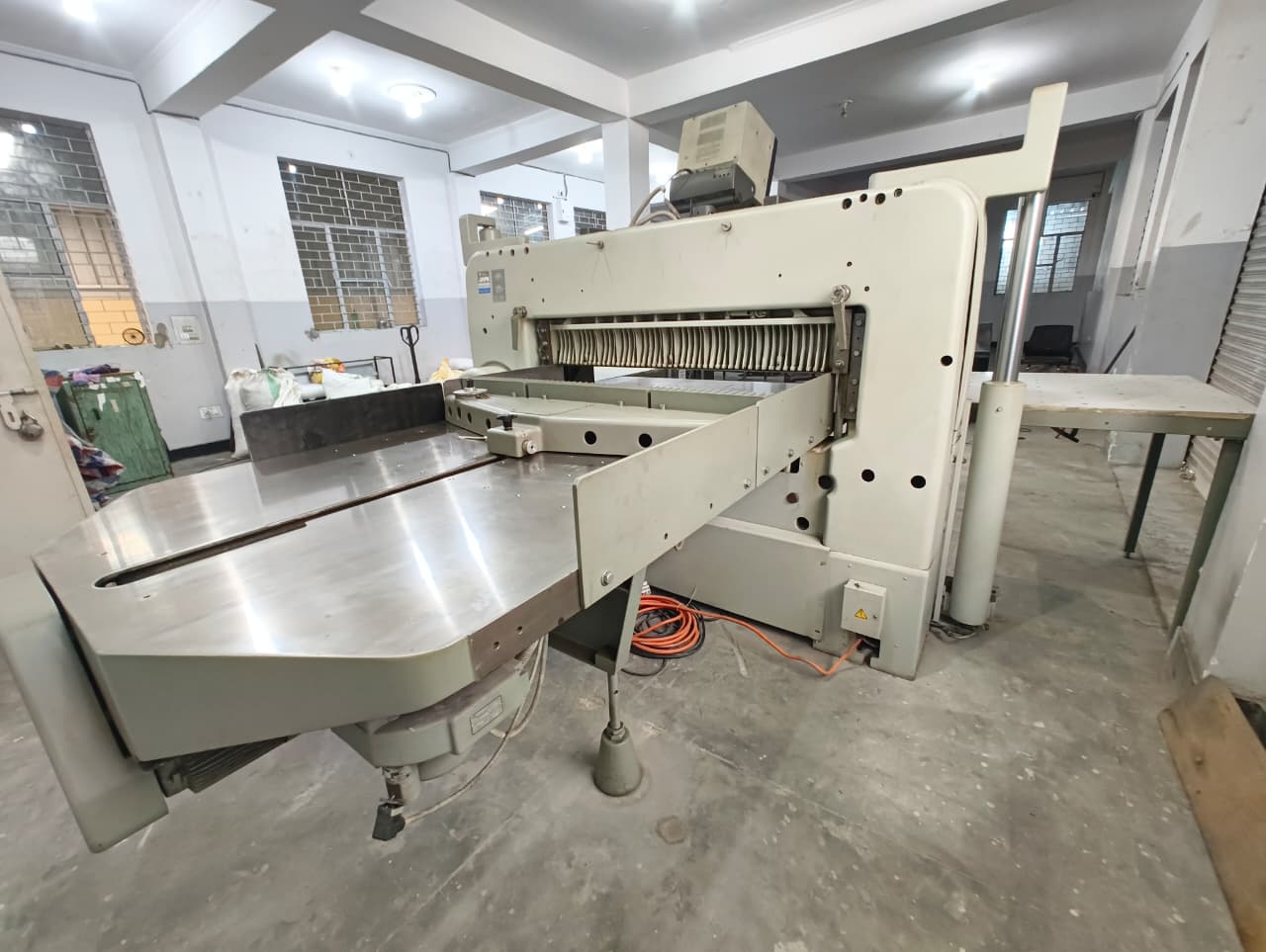 Polar 137 EMC MONITOR Used Paper Cutting Machine - Image 7
